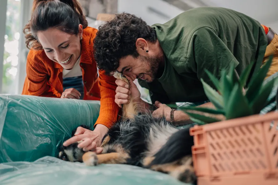 Famille avec son chien adopté à la maison